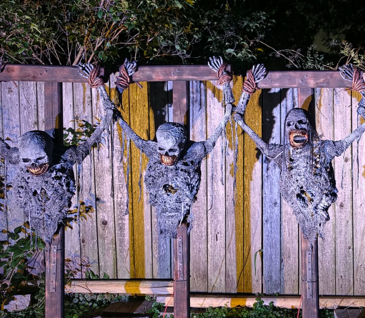 Screaming & Twisting Corpse Halloween Prop