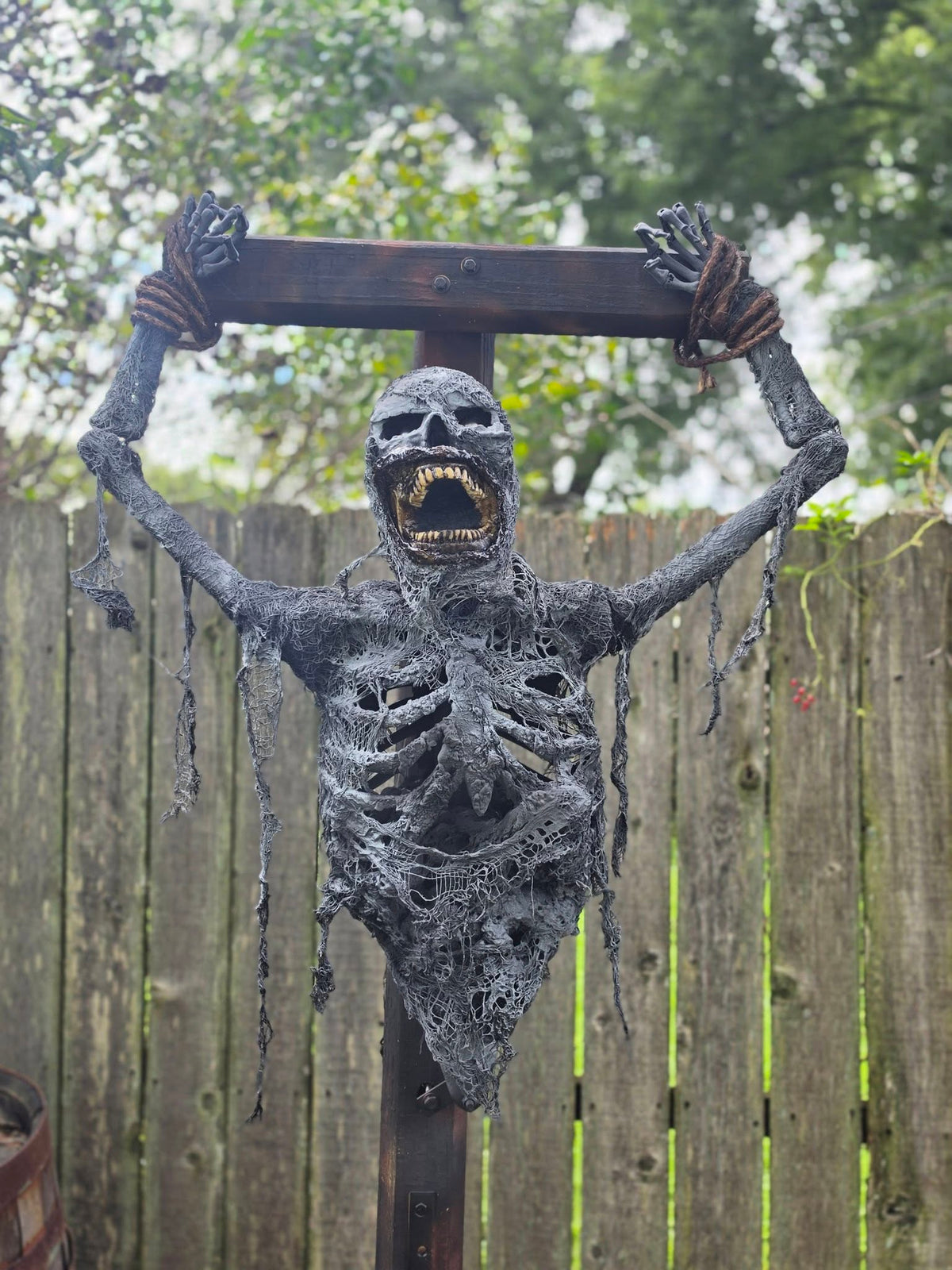 Screaming & Twisting Corpse Halloween Prop