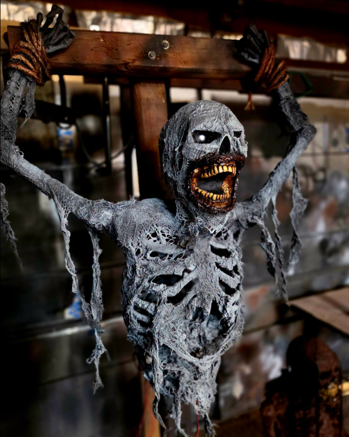 Screaming & Twisting Corpse Halloween Prop